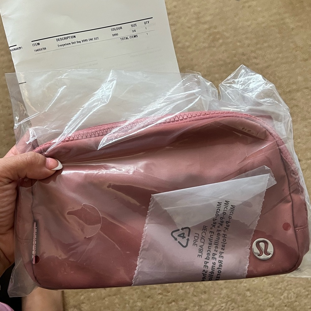Lululemon Everywhere Belt Bag (Briar Rose, regular size)